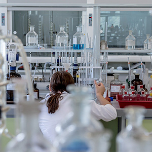 與普通分析型 HPLC 相比，UPLC 有哪些優(yōu)勢？